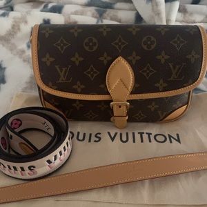 Louis Vuitton Diane Monogram Black ( No pink crossbody strap )